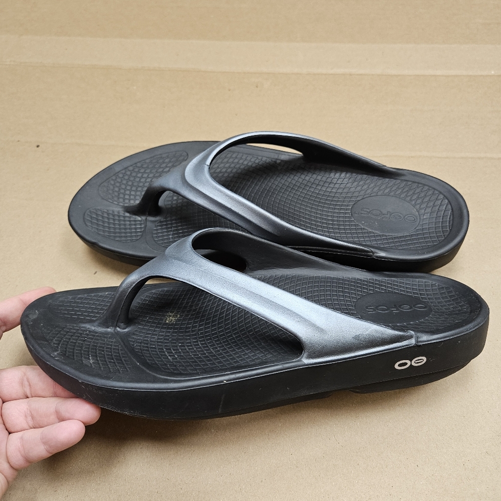 Oofos 11 Recovery Flip Flop Thong Silver Black Sandals